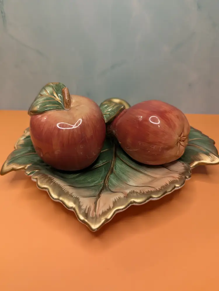 Fitz & Floyd Classics Renaissance Apple/Pear Salt & Pepper Shakers with leaf-shaped tray