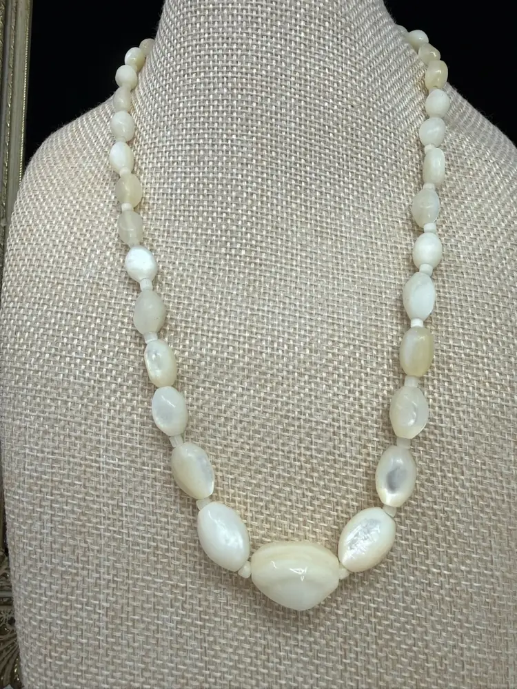 Vintage Mother Of Pearl Graduated Necklace