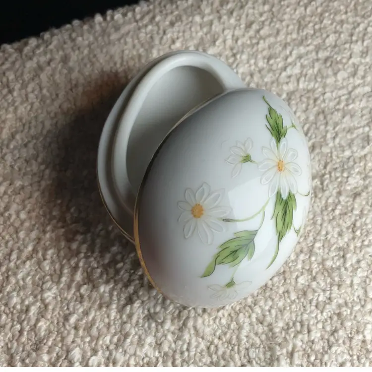 Japanese Porcelain Daisy Egg Trinket Box 2”