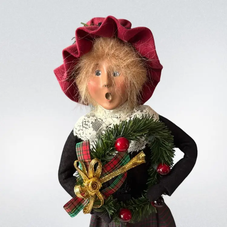 13" 1997 Signed Byers Choice "The Carolers" Caroling Woman with Wreath Figurine