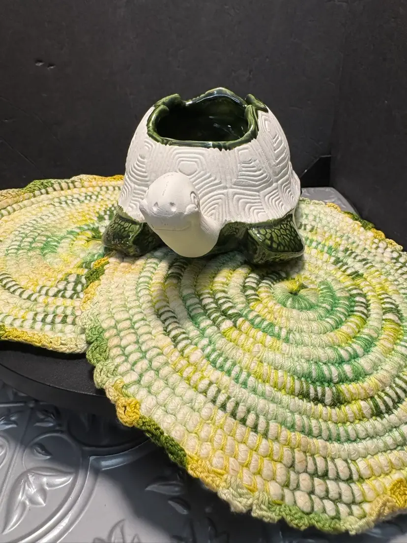 vintage Turtle Planter/spong Holder With 2 Matching Hot Plate Mats