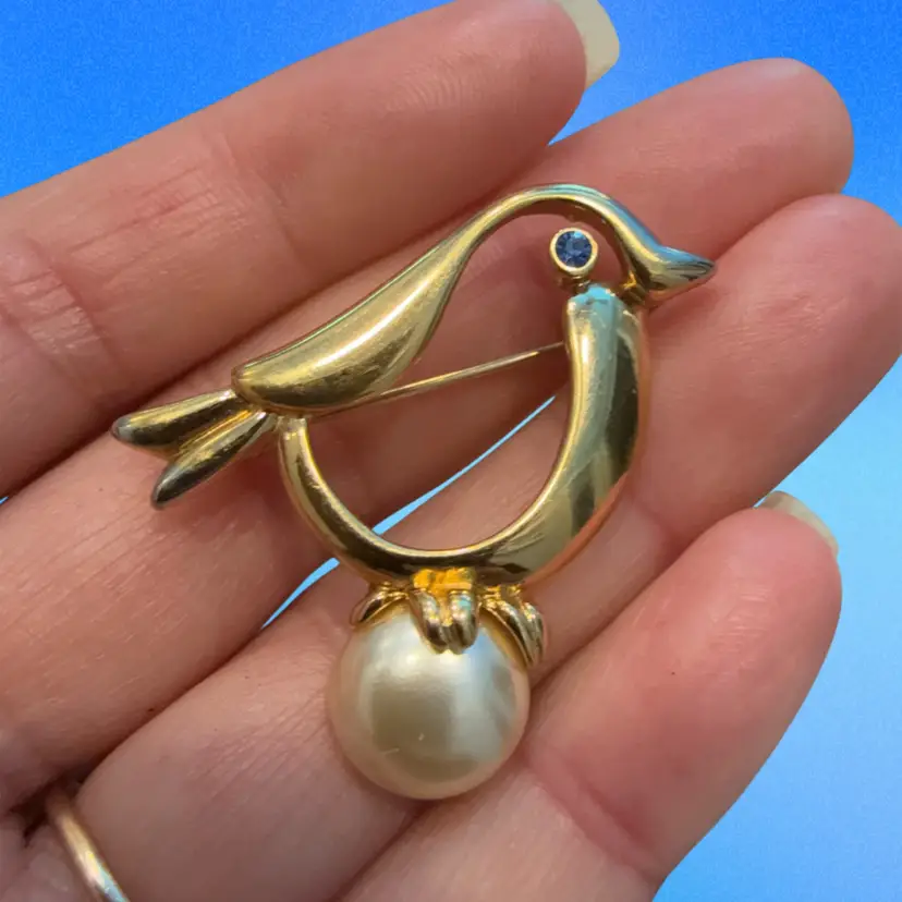 Vintage 80’s Pap Signed GoldTone Blue Eyed Bird on a Faux Pearl Ball Brooch 1.5”