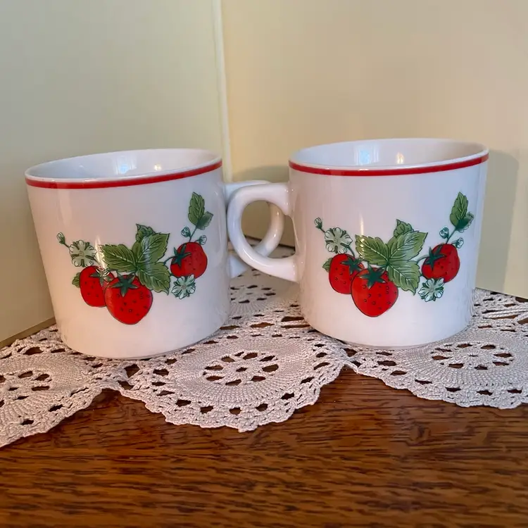 Vintage Ming Pao Strawberry Coffee Tea Cups Mugs Set of Two