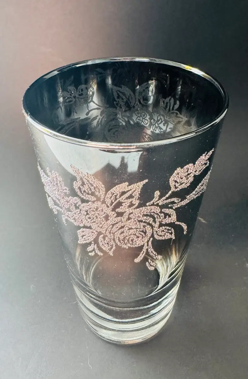 Set Of 4 Vintage Dorothy Thorpe High Ball Glasses In It’s Caddy - Rare Find!
Silver Fade Glasses With Matching Coasters