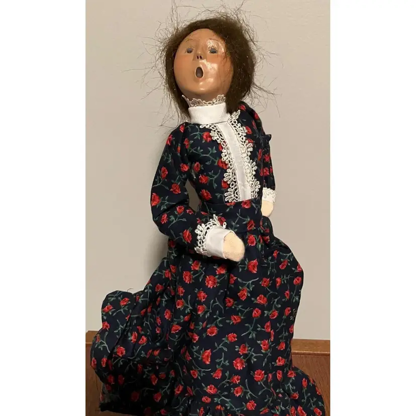Byers' Choice Carolers 2002 Country Woman in Red Flower Dress, Mother 13" tall