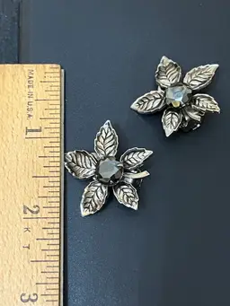62) Vintage Silvertone Leaf With Stone Center Clip On Earrings