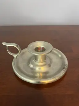 Vintage pewter candlestick holder with a looped handle. Makers Mark Woodbury Pewterers
5 inch diameter 2 inches high