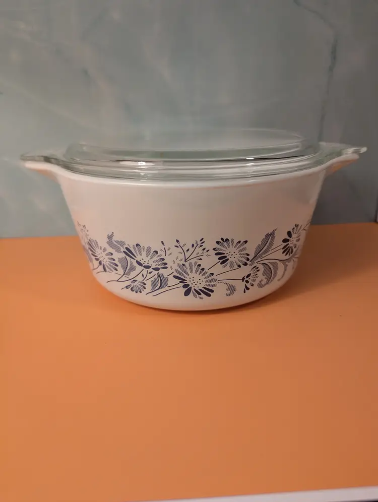 Pyrex Colonial Mist 473 Cinderella Casserole with lid
