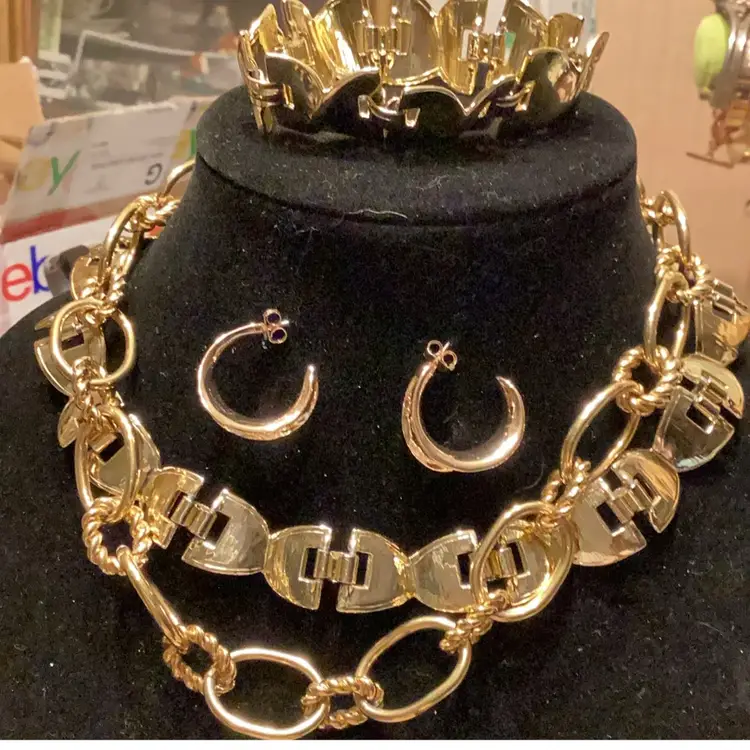 #6. Gold Toned 2 Necklaces 1 Pair Pierced Earring 1 Bracelet Signed Chaps On 1



2 Earrings
1 Ornate Bracelet
