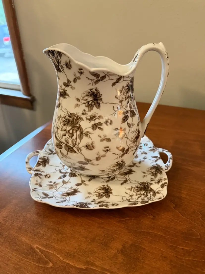 ☀️ Vintage Ceramic Pitcher And Plate Set