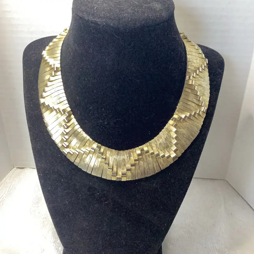 Vintage 1980s Les Bernard Collar Gold Tone Necklace Unsigned Egyptian Revival