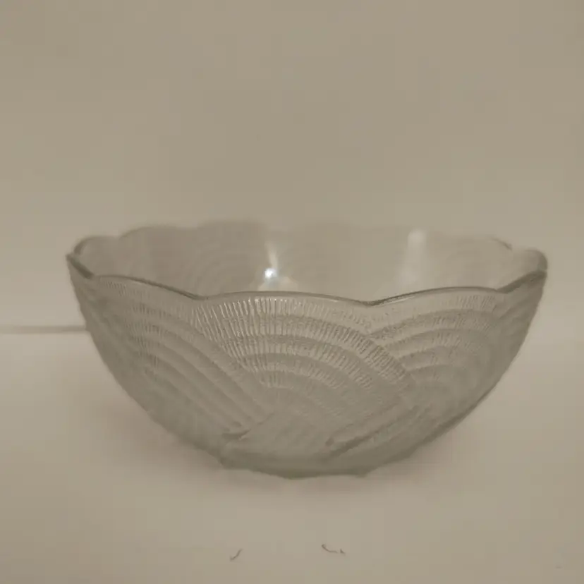 Arcoroc Glass Bowl. Woven arcs design. 5.25 diameter. No chips or cracks.