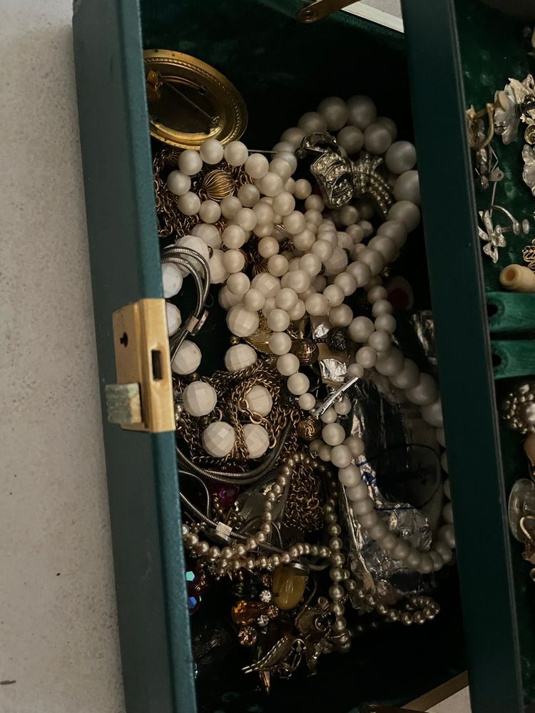 Vintage Jewelry Box With Jewelry