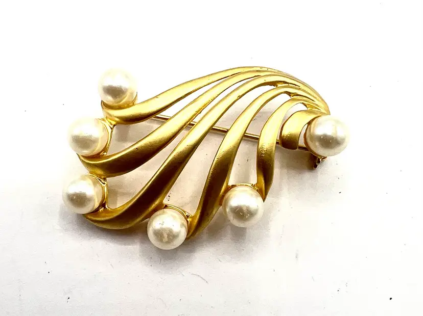 Vintage Pearl Wedding Brooch, Faux Pearl Highlights, 2 Inch Vintage Swirl Shape, Gold Tone Faux Pearl Wedding Pin