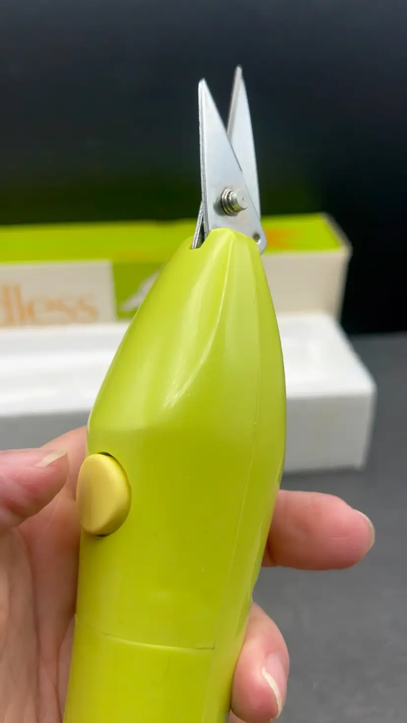 #186A Vintage CHARTER Cordless Electric Scissors. Lime Green in Original Box with New Batteries, Working 
Box Has A Few Issues, Tears, See Pictures For Details