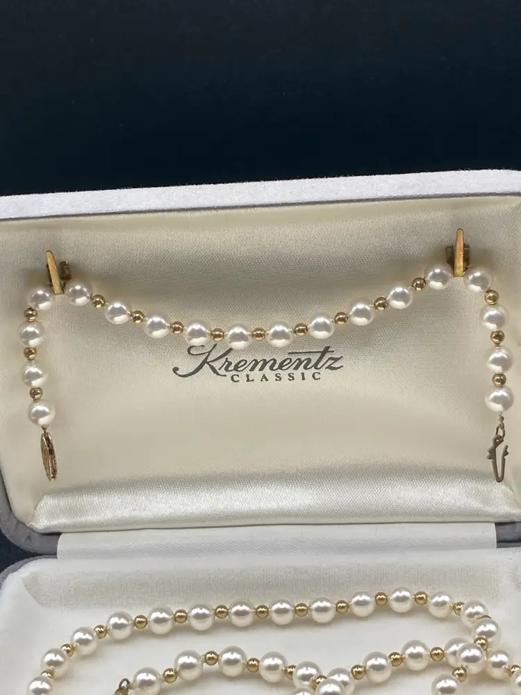 Vintage Krementz Akoya Pearl Set! White Pearls With Goldtone  Spacer Beads And Hardware! Necklace Is 18” And The Bracelet Is 7”! 😍✨😍