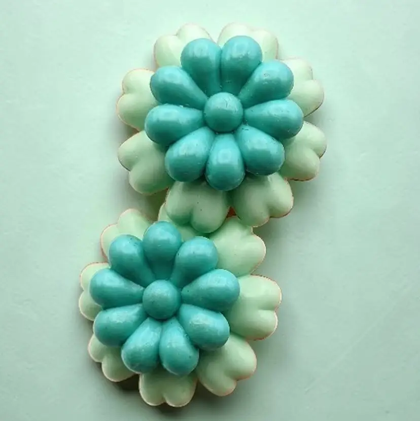 Vintage Two Tone Aqua Green Turquoise Flowers Plastic Screwback Earrings
