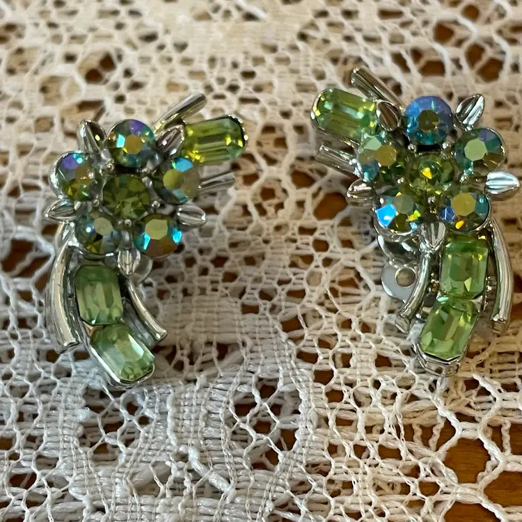 Vintage Lisner Green Stone Clip On Earrings