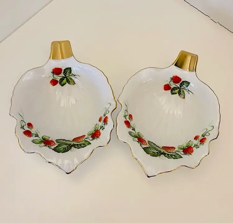 Bareuther Waldsassen, china nut/trinket dish with red strawberries and leaves!