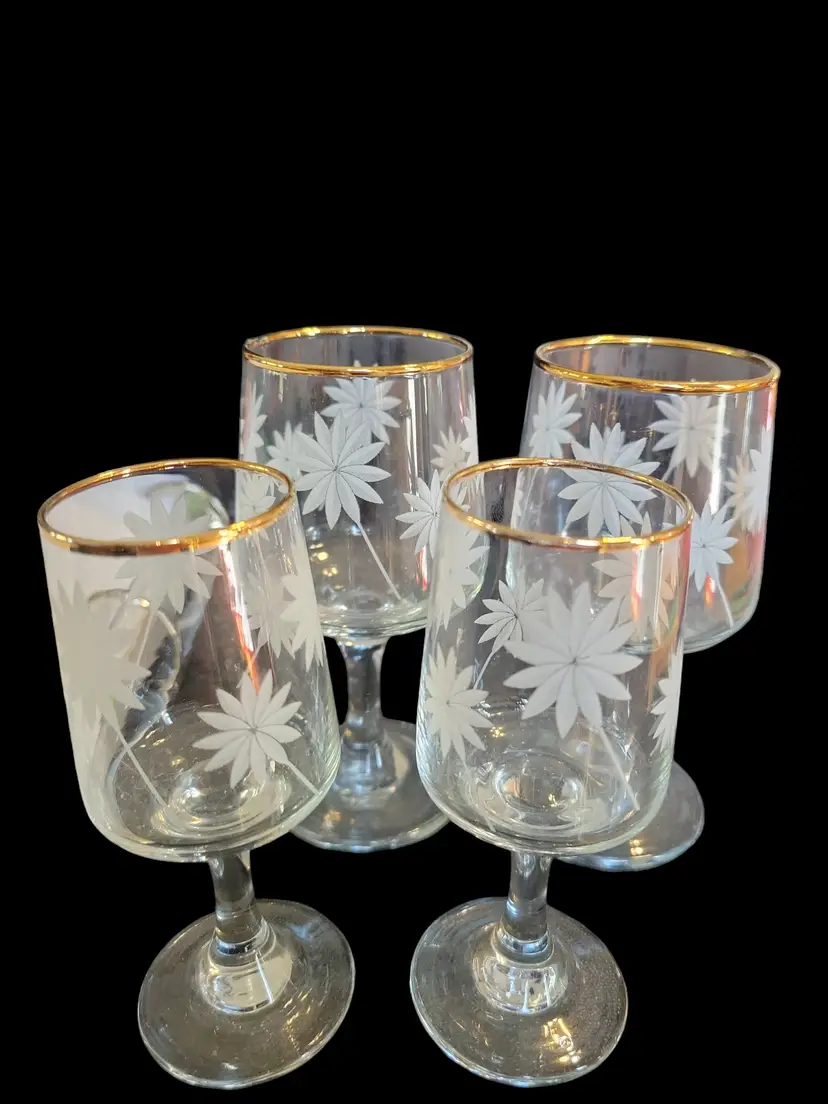Set Of 4 Vtg Wine Glasses 2 Sizes Gold Rim Etched Daisy Pattern