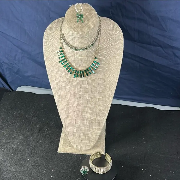 #33 - Green And Ring 5pc Lot