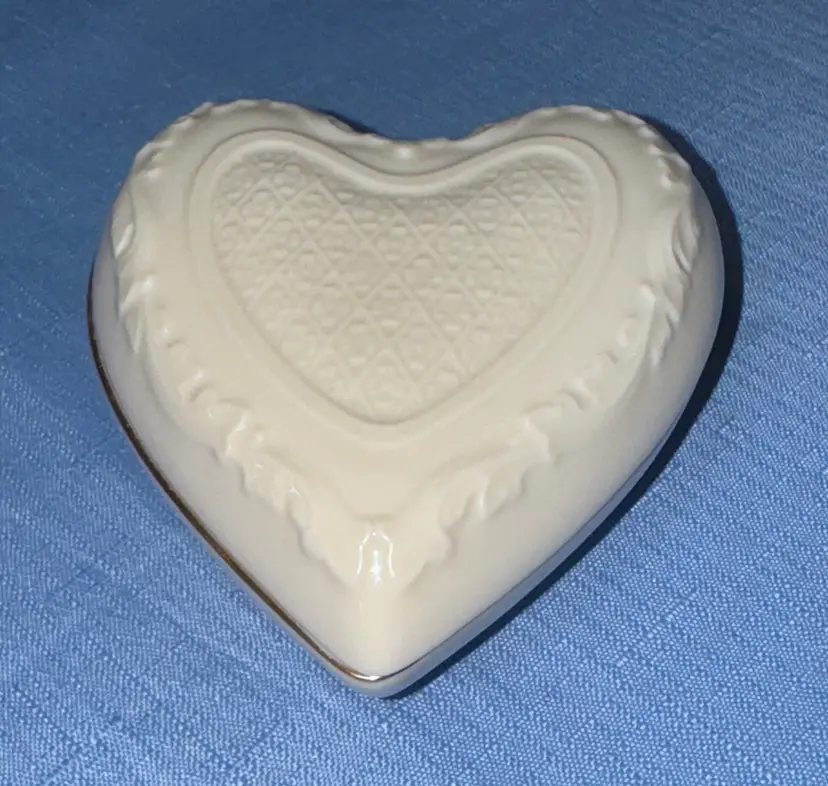 Lenox porcelain heart-shaped trinket box 4” wide made in USA
