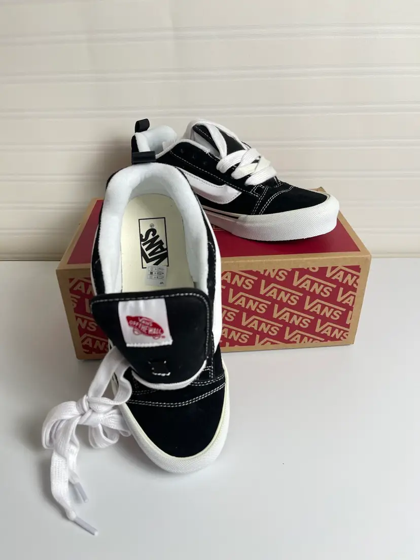 NWT Vans Knu Skool Skate Shoes Black/True White VN0009QC6BT Mens 6 Womens 7.5