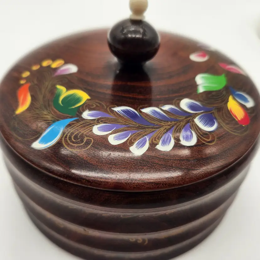 Vintage Round Wood Tole Folk Art Hand Painted Trinket/Jewelry Box Fitted Lid