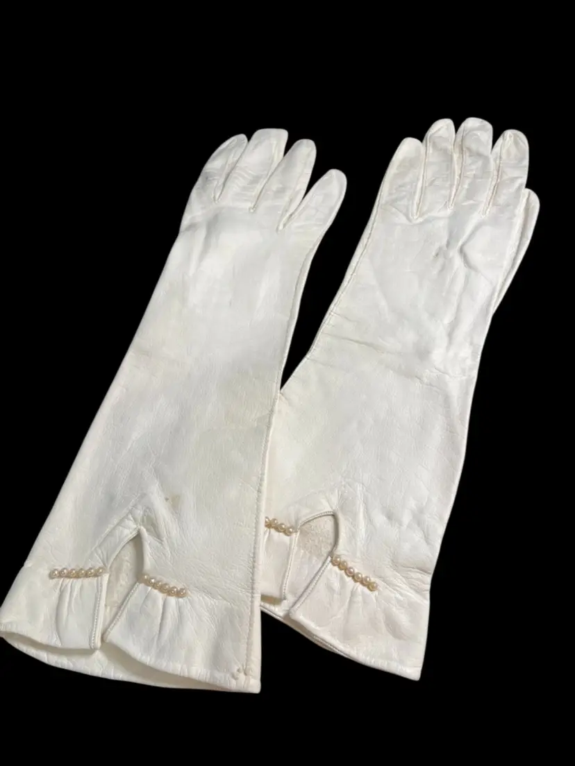 #01 Made in France Ivory w/ Pearl Beading. Kid Leather Gloves, Size 7. Pre Loved.