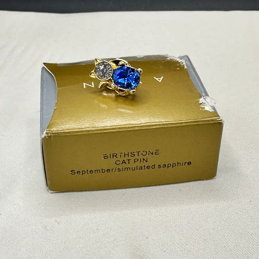 A141 - Avon 1999 Birthstone Cat Pin September Simulated Sapphire With Box