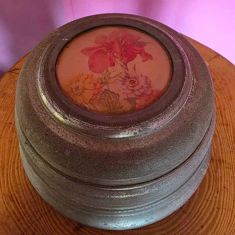 Large Metal Trinket/Jewlry Holder With Flower Pattern
