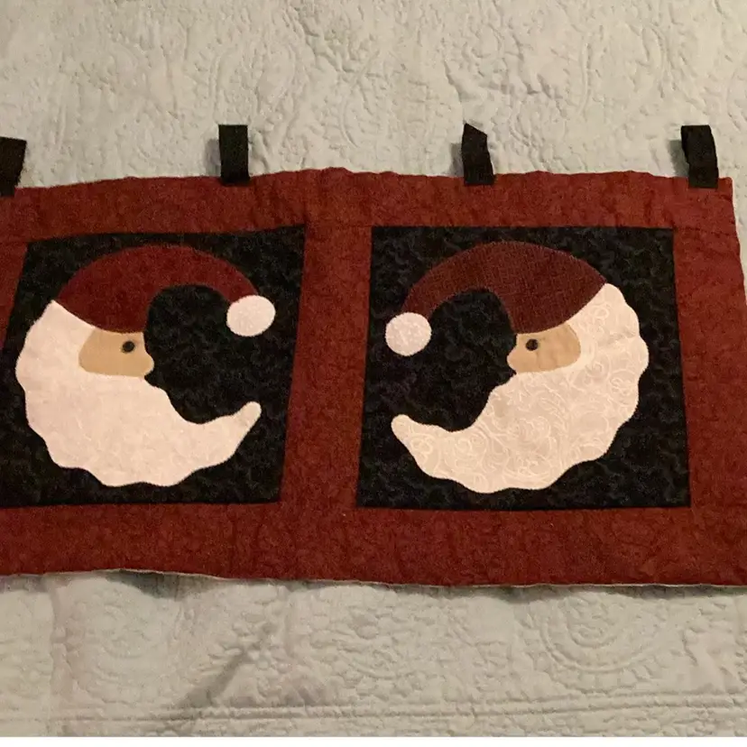 Hand zone quilted Santa Christmas wall hanging