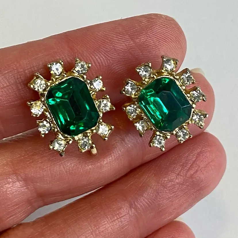 #02 Vintage Emerald Green Glass Clear Rhinestone Halo Screwback Earrings Gold Tone