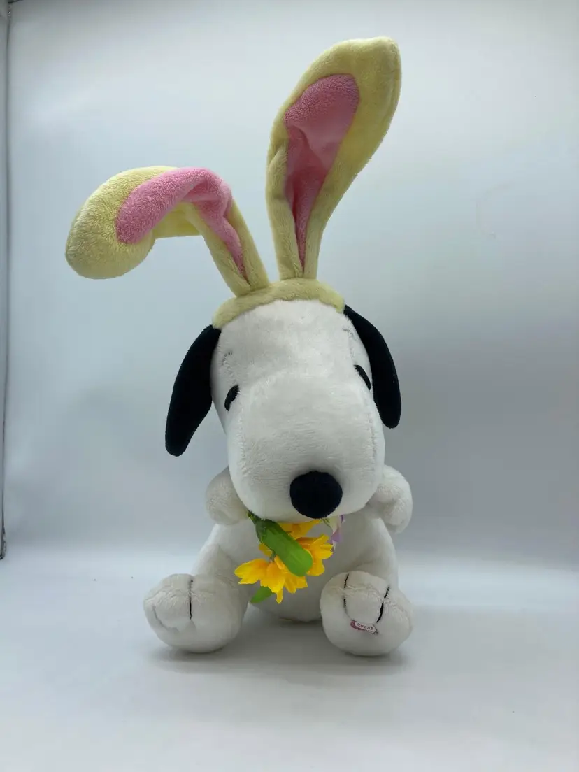 Peanuts Snoopy Dog Animated and Musical Plush Animal Toy