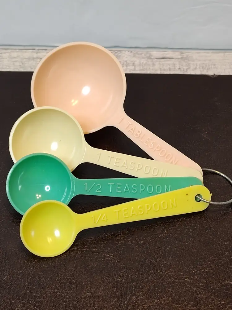Lustro Ware Pastel Measuring Spoons