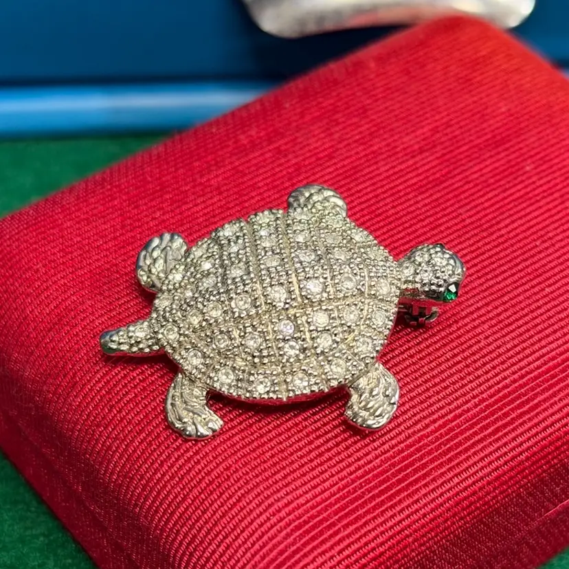 Rhinestone Silver Tone Sea Turtle Brooch Pin Green Eyes