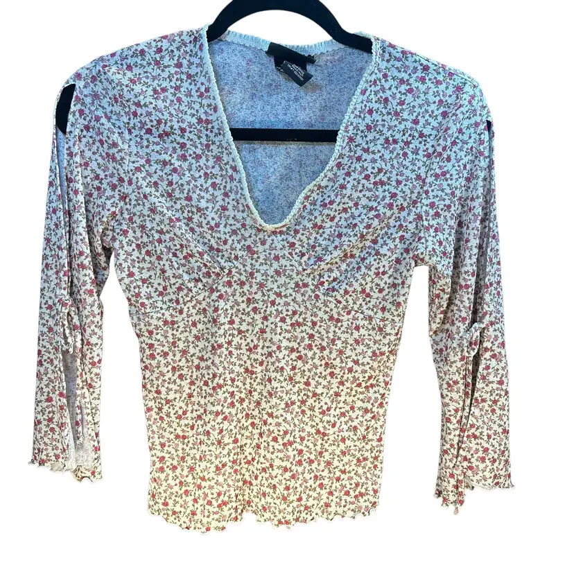 No Boundaries Floral 3/4 Slit Sleeve Blouse VNeck Lightweight Fabric Feminine Style Size S Preworn