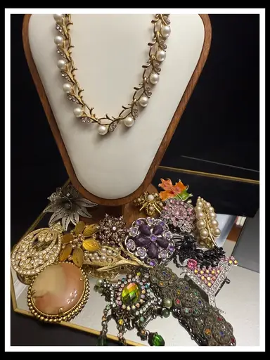🎀 Donation Sale- Vintage Estate Treasures Galore- Brooches Necklaces Craft Bags