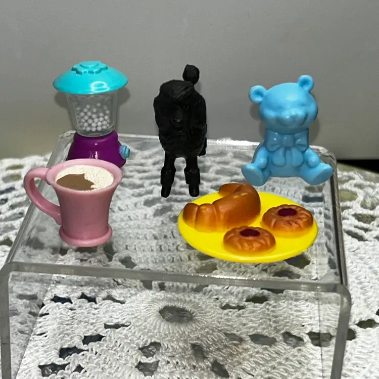 **Vintage miniature items, from a dollhouse or Barbie