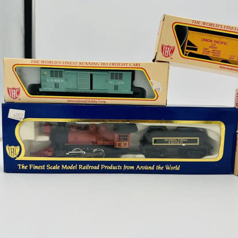 International Hobby Corp Train Set HO Scale Atchison Topeka Santa Fe locomotive