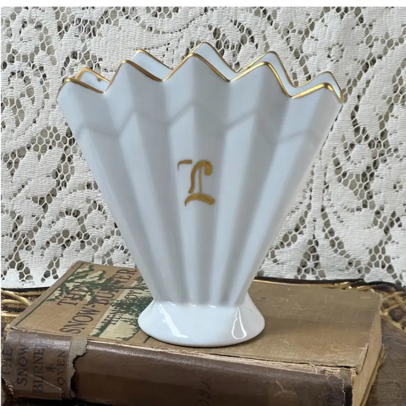 003 Ceramic White And Gold Fan Vase 6" X 5.75" X 2.75"