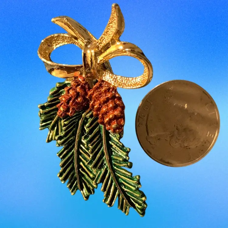Gerry’s Gold Tone Ribbon With Pine Bough And Pine Cones