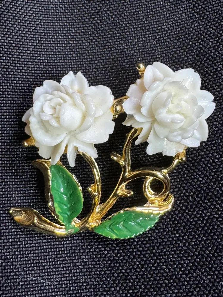Vintage MCM 2 White Roses Enamel Leaves Gold Tone Brooch 2”x 1.25”