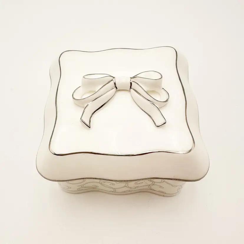 Wedgwood Celestial Platinum Trinket Box Bone China 4 X 4" B25Small flea bite on corner