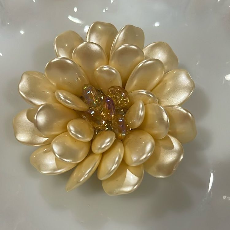 22. Elegant Champaign Colored Blooming Brooch