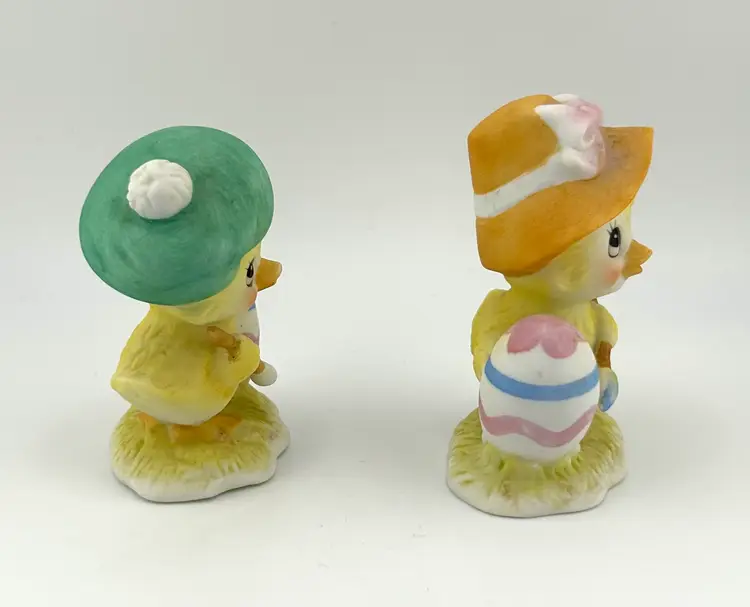 Vintage Lefton Porcelain Easter Ducklings Painting Eggs 2.5”x 2”x 3.5”