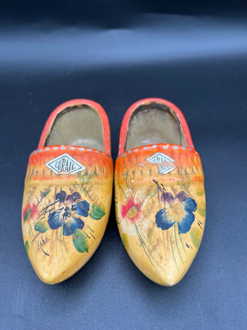 Netherlands 🇳🇱 Ceramic Hand Painted Clogs READ