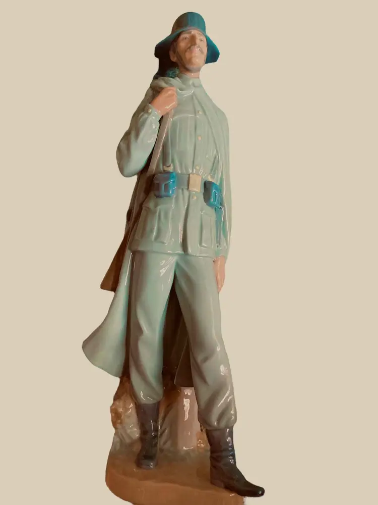 Lladro La Guardian Police Officer Soldier