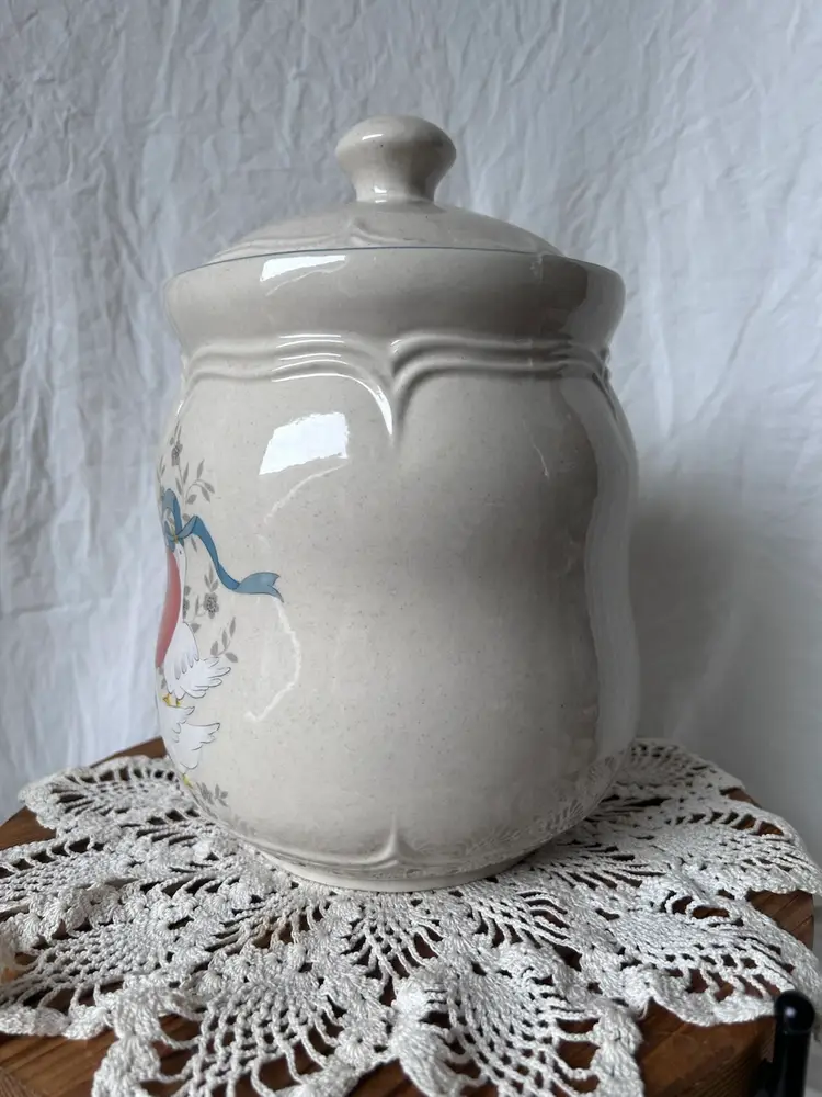 VINTAGE INTERNATIONAL CHINA CO STONEWARE CANISTER W/GEESE & BLUE RIBBON 10” TALL