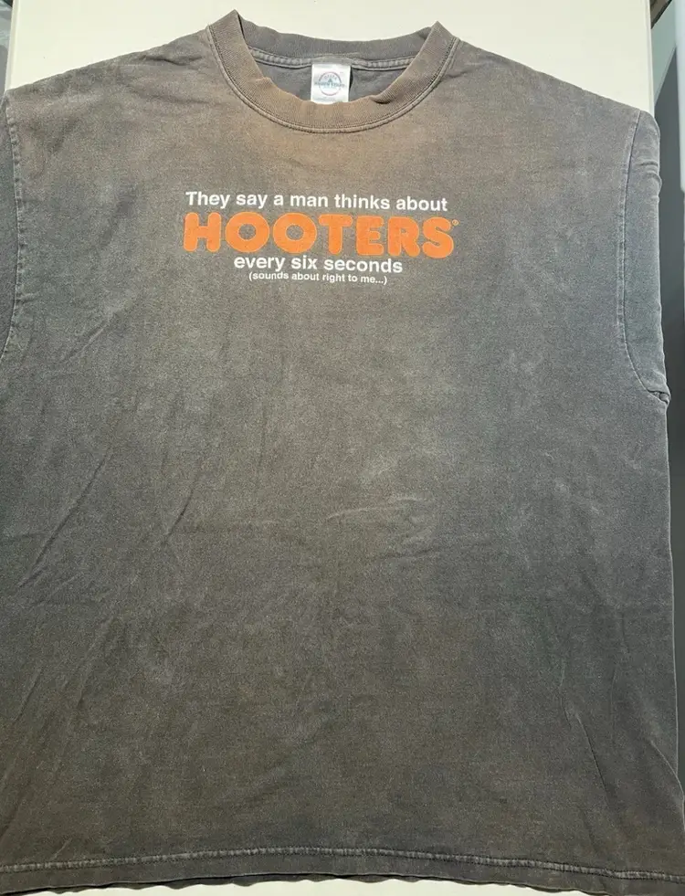 Vintage Y2K Hooters Every 6 Seconds T Shirt Size Mens XL. Rare! Distressed.￼